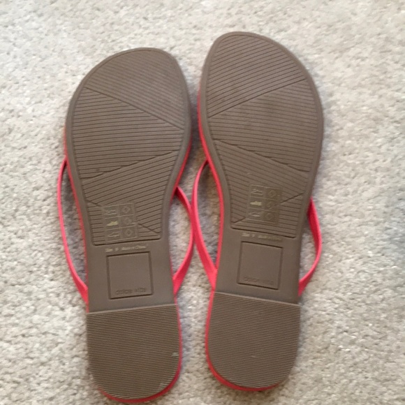 Dolce Vita Pink Flip Flops - Picture 2 of 2